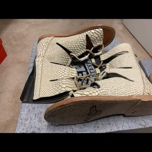 Freebird Ceasar white snake, size 6